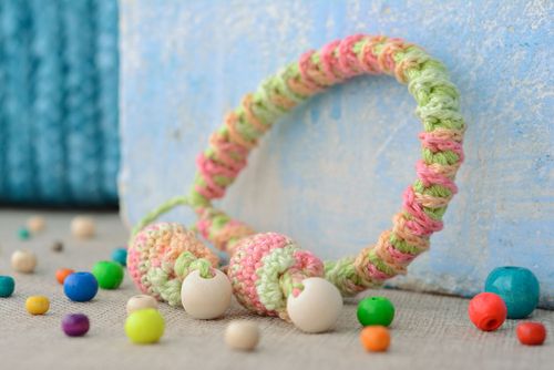 Pulseira em croché artesanal trançada para mães  - MADEheart.com