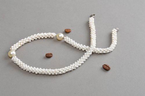 Handmade Collier Litze aus Glasperlen stilvoll Damen Designer Schmuck in Weiß - MADEheart.com