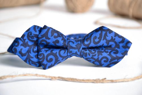 Gravata-borboleta artesanal com padrões azuis  - MADEheart.com