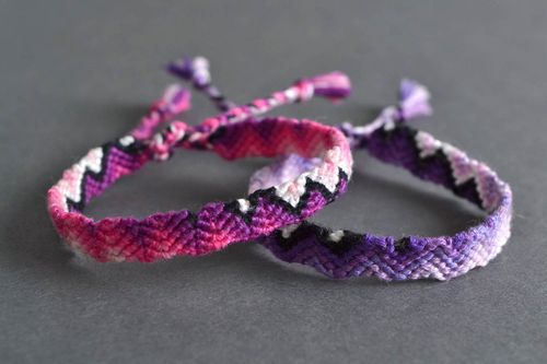 Ensemble de bracelets en fils mauves faits main macramé à lacets 2 pièces - MADEheart.com