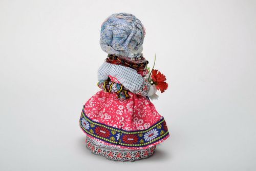 Kuschelige Puppe-Motanka mit Blumenstrauß - MADEheart.com