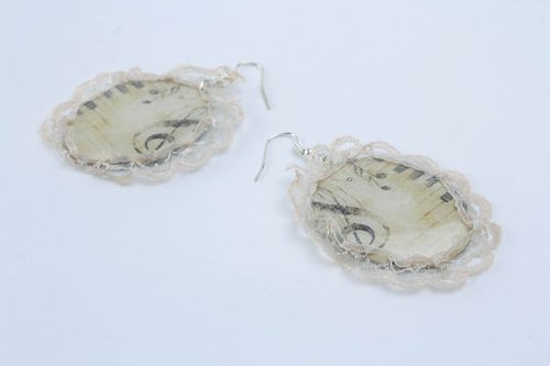 Brincos de resina epóxi acessórios femininos feitos à mão  - MADEheart.com