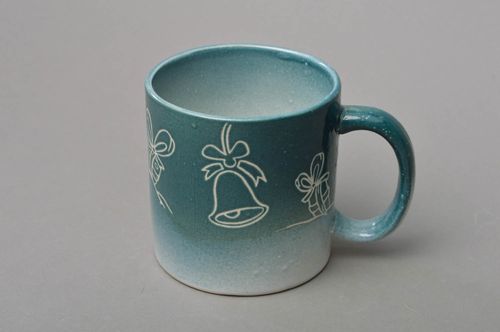 Jolie tasse en porcelaine peinte de glaçure bleue faite main motif Noël - MADEheart.com