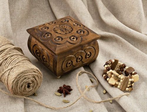 Scrignetto intagliato fatto a mano Cofanetto di legno Scrigno quadrato  - MADEheart.com