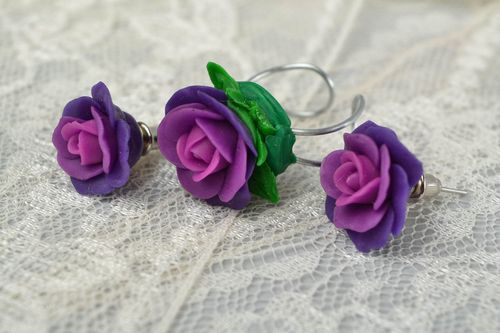 Schmuckset aus Polymer Ton Ohrringe und Ring mit violetten Rosen handmade - MADEheart.com