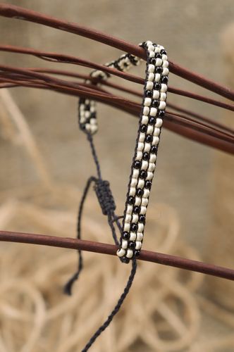 Pulsera de abalorios estrecha en cordones con ornamento blanquinegro artesanal sencilla - MADEheart.com