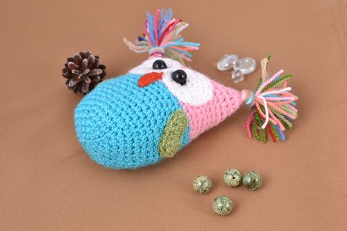 Petit jouet mou tricoté Hibou original multicolore décoratif fait main - MADEheart.com
