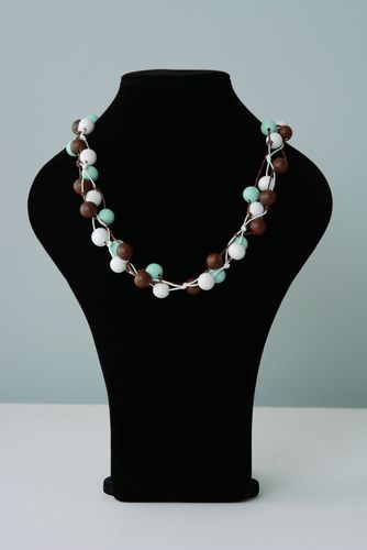 Collana di perle di legno fatta a mano accessorio originale per donna  - MADEheart.com