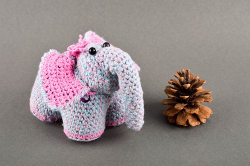 Giocattolo morbido fatto a mano pupazzo da bambini a forma di elefante - MADEheart.com