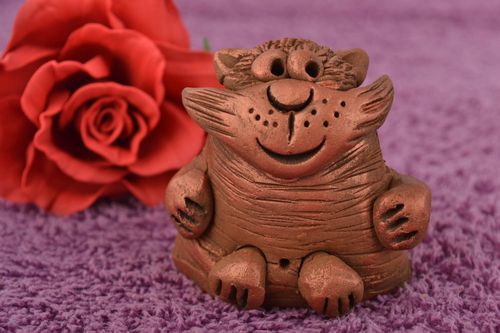 Ton Statuette Figurine Kater in Braun mit Bemalung handgemacht für Haus Dekor - MADEheart.com
