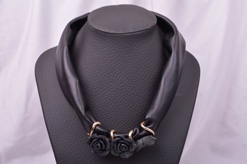 Collar hecho a mano de cuero artificial accesorio para mujer bisutería de moda  - MADEheart.com