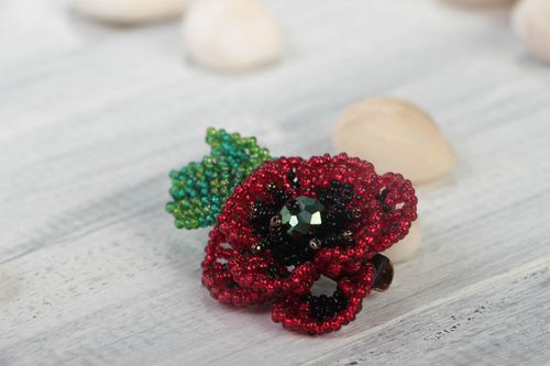 Broche en perles de rocaille en forme de pavot rouge faite main originale  - MADEheart.com