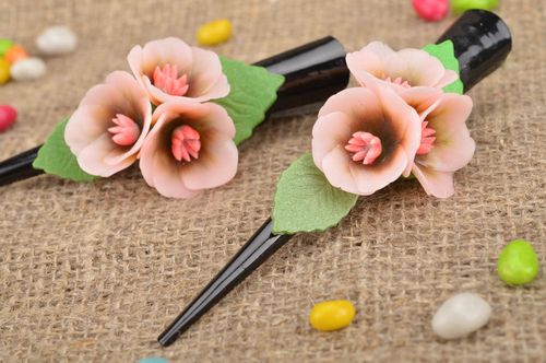 Conjunto de pinzas de pelo artesanales con flores de arcilla polimérica 2 piezas - MADEheart.com