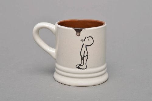 Originelle bemalte handgemachte Tasse aus Porzellan mit lustigem Bild vom Mann - MADEheart.com