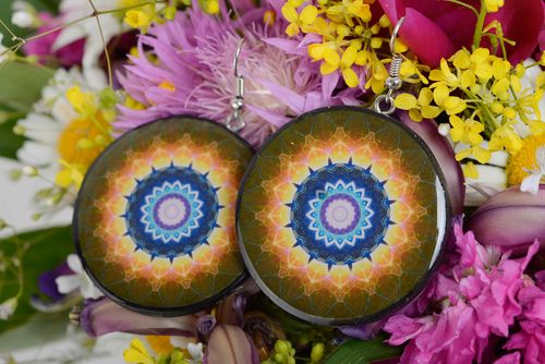 Pendientes artesanales marrones de arcilla polimérica con dibujo decoupage - MADEheart.com