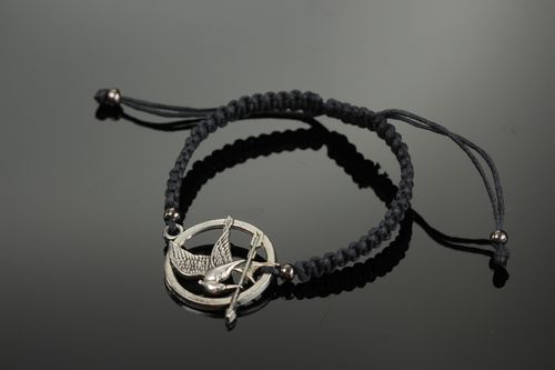 Pulsera artesanal de cordón encerado negra con colgante de metal Sinsajo - MADEheart.com
