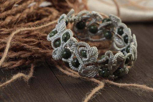 Bracelet gris Bijou fait main tressé avec pierres vertes Accessoire femme - MADEheart.com