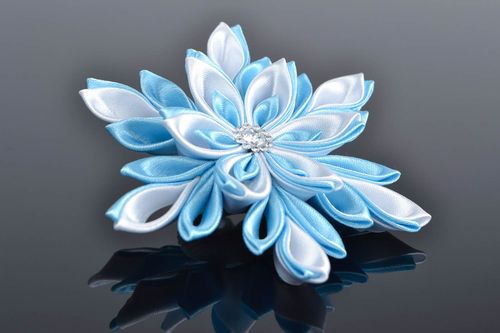Резинка для волос с цветком в технике канзаши для девочки голубая ручной работы - MADEheart.com