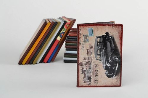 künstlerische schöne bemalte Passhülle aus Kunstleder mit Retro Auto handgemacht - MADEheart.com