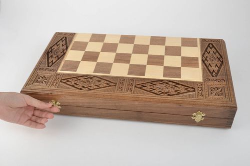 Настольная игра ручной работы доска для шахмат подарок мужчине из дерева - MADEheart.com