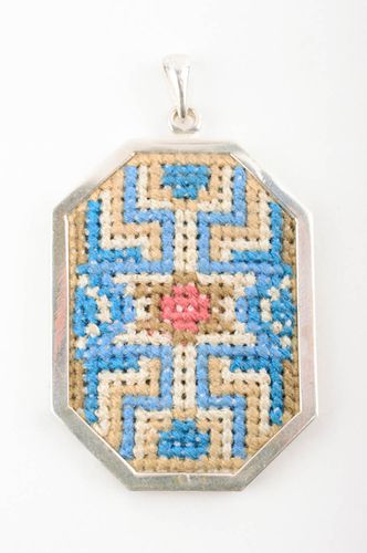 Handmade Ketten Anhänger Damen Accessoire Geschenk für Frauen mit Stickerei blau - MADEheart.com