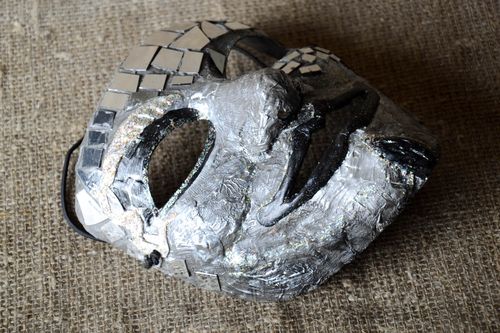 Papier Maske graue handgemachte  Maske für Fasching kreative Kostüm Ideen - MADEheart.com