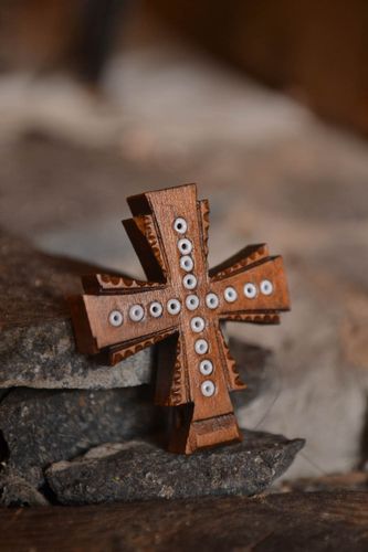 Pendentif croix fait main Bijou ethnique en bois incrusté Accessoire femme - MADEheart.com