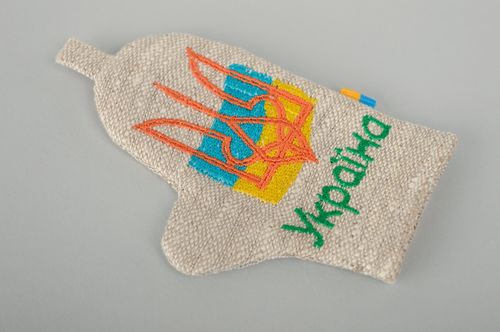 Магнит на холодильник ручной работы из льна с вышивкой Варежка Украина - MADEheart.com