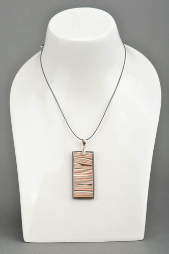 Handmade bunter eleganter stilvoller rechteckiger Anhänger aus Polymer Ton  - MADEheart.com