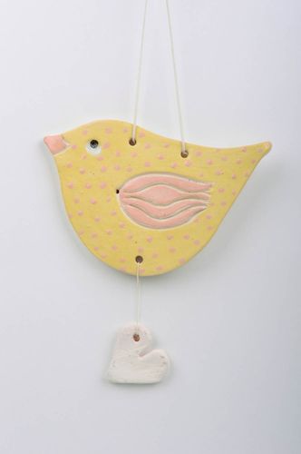 Oiseau à suspendre en céramique jaune avec coeur original joli fait main  - MADEheart.com
