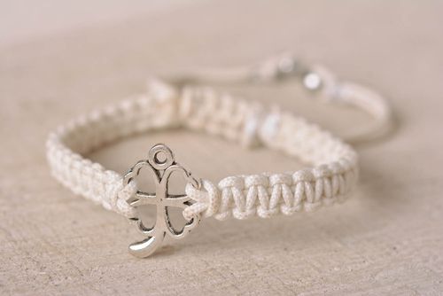 Bracelet original Bijou fait main blanc avec trèfle macramé Cadeau pour femme - MADEheart.com