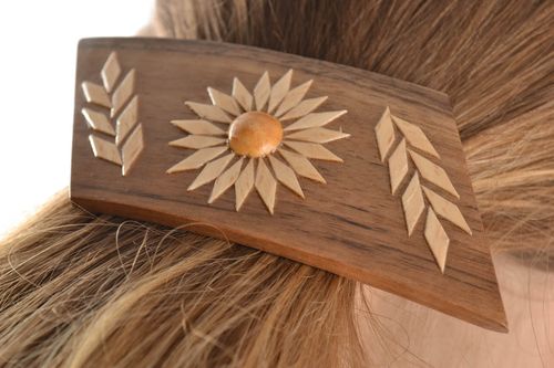 Handmade lackierte braune schöne Haarspange aus Holz mit Musterung für Frauen  - MADEheart.com