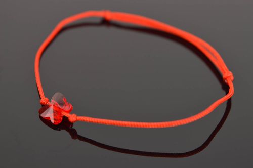 Bracelet fil rouge en soie fait main avec petit papillon Cadeau pour fille - MADEheart.com