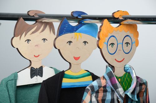 Jolis cintres personnalisés faits à la main de contreplaqué peints 3 pièces - MADEheart.com