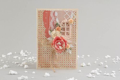 Cartão postal artesanal feito na técnica de scrapbooking decorado com rendas e papel skrap - MADEheart.com