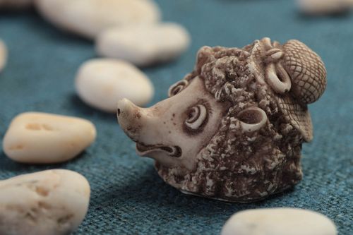 Figurine animal fait main Petite statuette hérisson en chapeau Déco intérieur - MADEheart.com