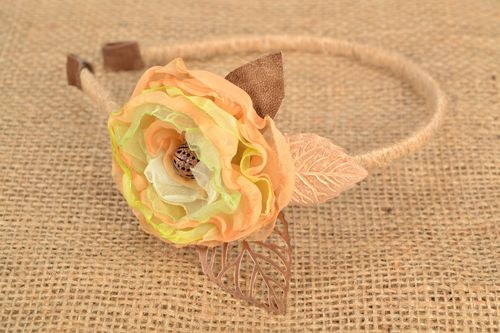Aro para cabelo com flor feito à mão  - MADEheart.com